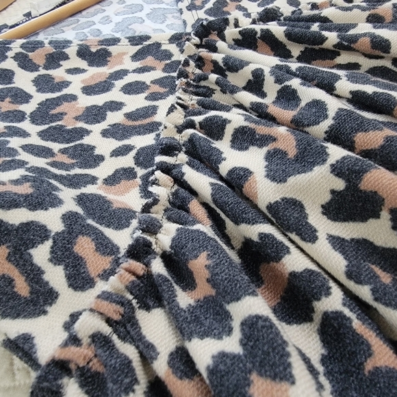 Ee:Some Leopard Print V-Neck Women's Top Size Small Empire Waist Gathered Ruffle - Picture 4 of 12
